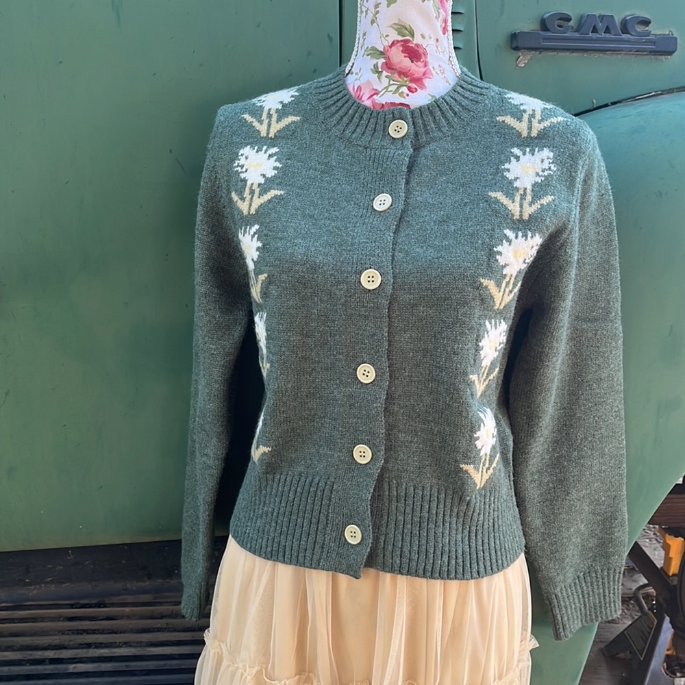 Lovely Green Embroidered Flower Detailed Button Front Cropped Cardigan - Picture 17 of 17